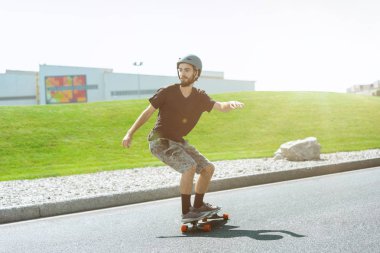 Skateboarder yapıyor bir hüner at bu kentin sokak içinde güneşli gün
