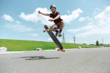 Skateboarder yapıyor bir hüner at bu kentin sokak içinde güneşli gün