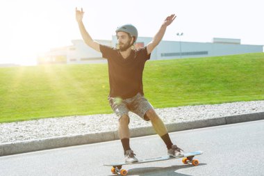 Skateboarder yapıyor bir hüner at bu kentin sokak içinde güneşli gün