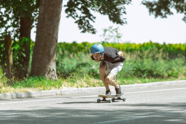 Skateboarder yapıyor bir hüner at bu kentin sokak içinde güneşli gün