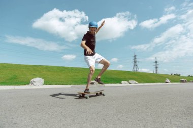 Skateboarder yapıyor bir hüner at bu kentin sokak içinde güneşli gün