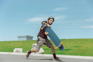 Skateboarder yapıyor bir hüner at bu kentin sokak içinde güneşli gün