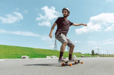 Skateboarder yapıyor bir hüner at bu kentin sokak içinde güneşli gün