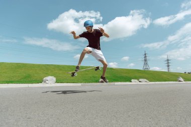 Skateboarder yapıyor bir hüner at bu kentin sokak içinde güneşli gün