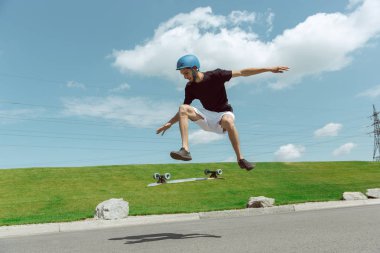 Skateboarder yapıyor bir hüner at bu kentin sokak içinde güneşli gün
