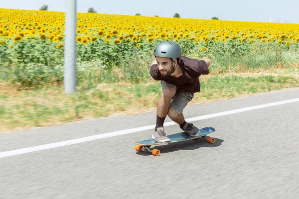 Skateboarder doing a trick at the citys street in sunny day — Stock Photo, Image