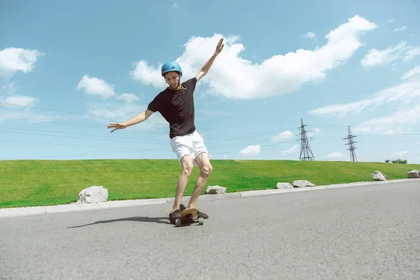 Skateboarder doing a trick at the citys street in sunny day — Stock Photo, Image