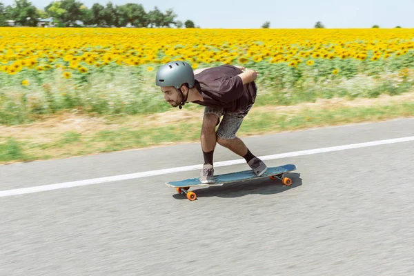 Skateboarder doing a trick at the citys street in sunny day — Stock Photo, Image