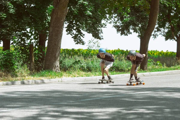 Skateboarders güneşli bir gün içinde kentin sokakta bir hüner yapıyor — Stok fotoğraf