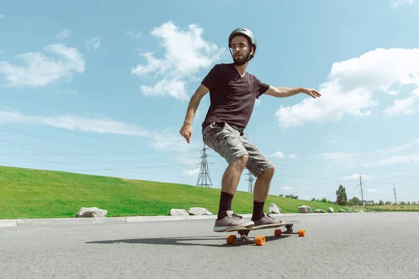 Skateboarder doet een truc in de vewijderd Street in Sunny Day — Stockfoto