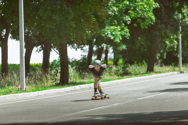 Skateboarder haciendo un truco en la calle citys en un día soleado — Foto de Stock