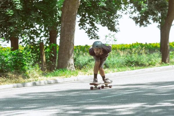 Skateboarder yapıyor bir hüner at bu kentin sokak içinde güneşli gün — Stok fotoğraf