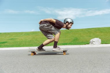 Skateboarder yapıyor bir hüner at bu kentin sokak içinde güneşli gün