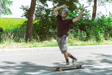 Skateboarder yapıyor bir hüner at bu kentin sokak içinde güneşli gün