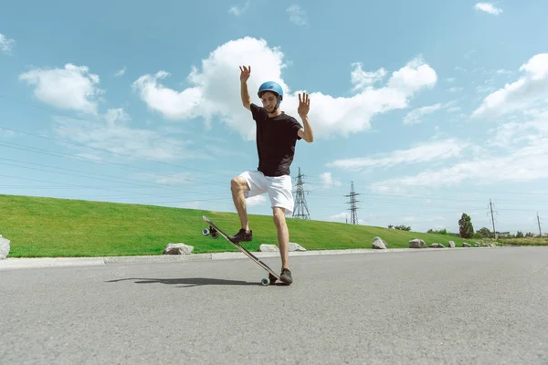Skateboarder doet een truc in de vewijderd Street in Sunny Day — Stockfoto