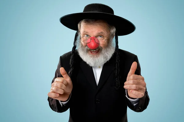 Portrait of an senior jewish man celebrating red nose day — Stock Photo, Image