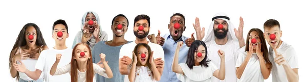 Portret młodych ludzi obchodzi czerwony nos dzień na białym tle — Zdjęcie stockowe