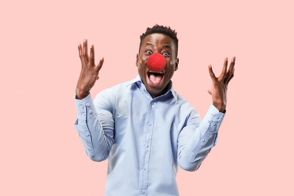 El retrato de un joven afroamericano se ve loco feliz. Día de la nariz roja celebrando — Foto de Stock