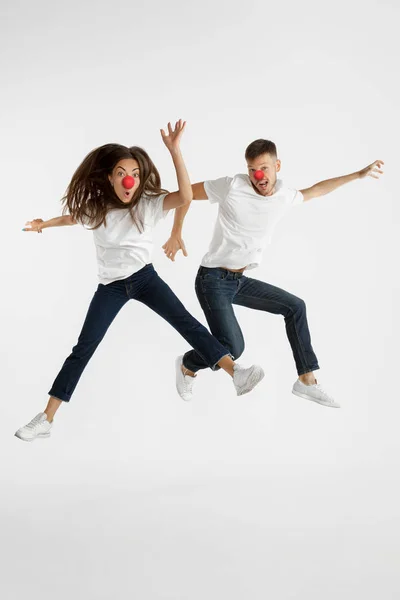 Portret van mooie paar vieren rode neus dag op witte studio achtergrond — Stockfoto