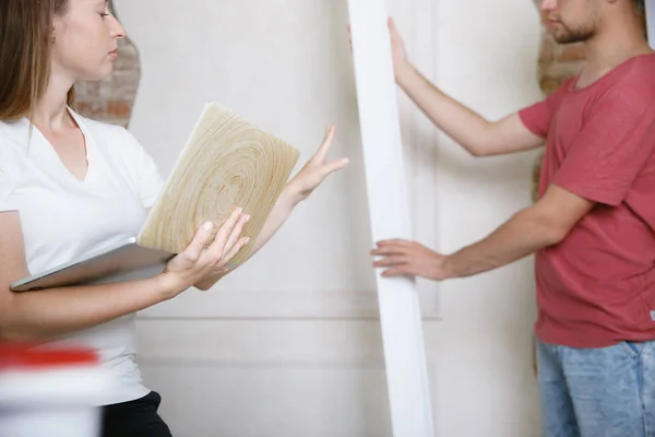 Pareja joven haciendo reparación de apartamentos juntos —  Fotos de Stock