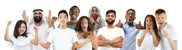 Retrato de jovens parece surpreso e feliz no fundo branco — Fotografia de Stock