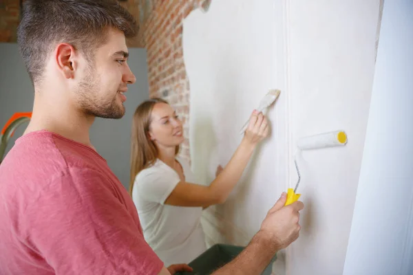 Jovem casal fazendo apartamento reparar juntos — Fotografia de Stock