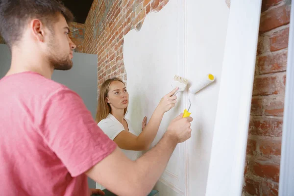 Pareja joven haciendo reparación de apartamentos juntos —  Fotos de Stock