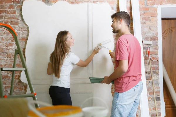Jovem casal fazendo apartamento reparar juntos — Fotografia de Stock