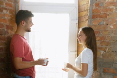 Genç çift daire yapıyor birlikte kendilerini onarma