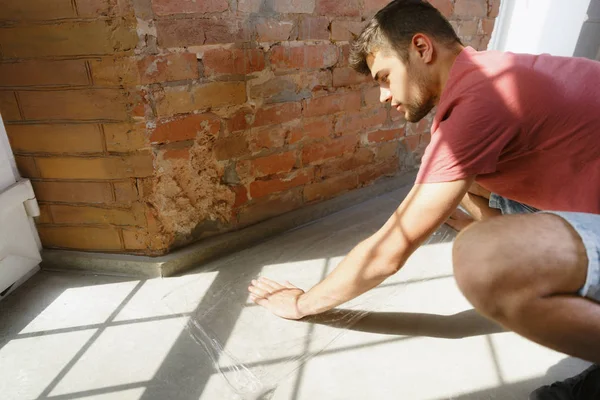 Молодий чоловік робить ремонт квартири шипіння — стокове фото