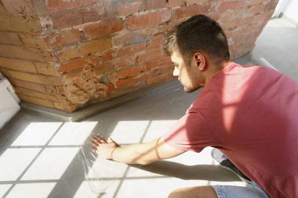 Jovem fazendo reparação apartamento hisselfes — Fotografia de Stock