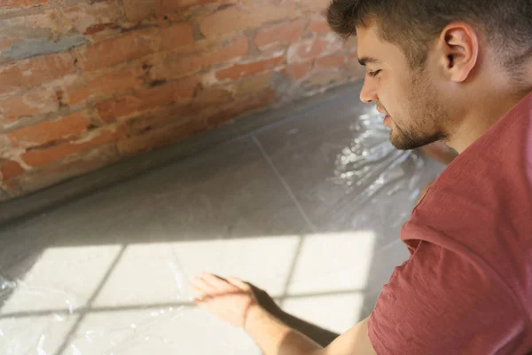 Jovem fazendo reparação apartamento hisselfes — Fotografia de Stock