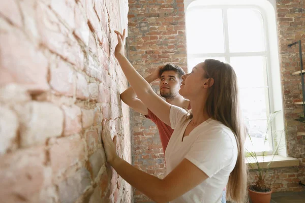 Pareja joven haciendo reparación de apartamentos juntos —  Fotos de Stock