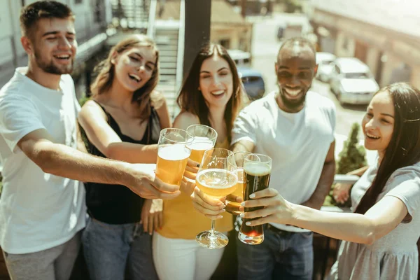 Молодая группа друзей пьет пиво и празднует вместе — стоковое фото