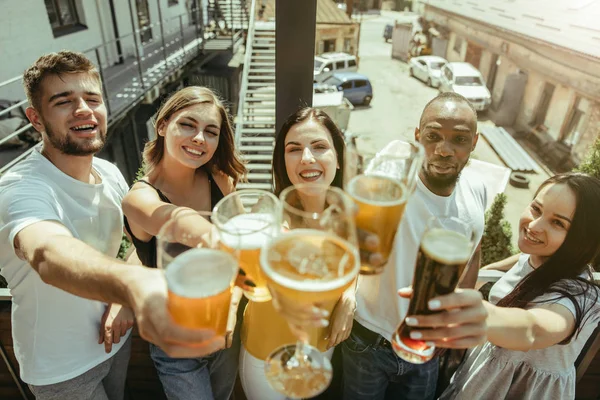 Junge Gruppe von Freunden trinkt Bier und feiert zusammen — Stockfoto