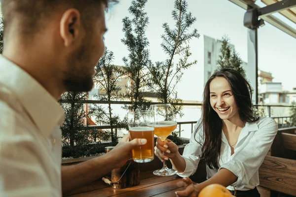 Jóvenes amigos o pareja bebiendo cerveza y celebrando juntos — Foto de Stock