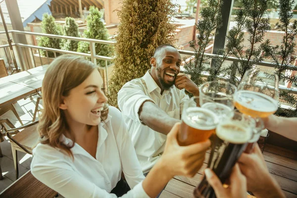 Jonge groep vrienden bier drinken en samen vieren — Stockfoto