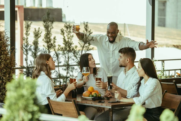 Junge Gruppe von Freunden trinkt Bier und feiert zusammen — Stockfoto