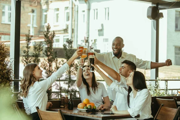 Jeune groupe d'amis boire de la bière et célébrer ensemble — Photo