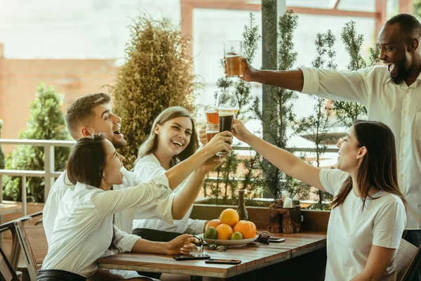 Jeune groupe d'amis boire de la bière et célébrer ensemble — Photo