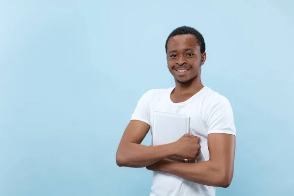 Half-length close up portrait of young man on blue background. — Stock Photo, Image