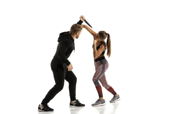 Hombre y mujer luchando en el estudio, concepto de autodefensa de las mujeres — Foto de Stock