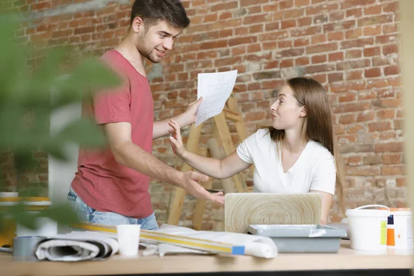 Giovane coppia fare appartamento riparazione insieme se stessi — Foto Stock