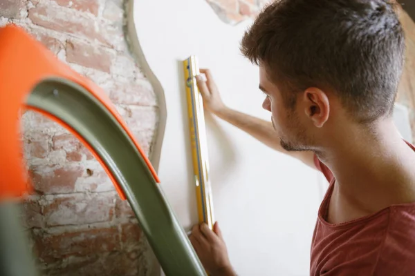 Joven haciendo reparaciones de apartamentos —  Fotos de Stock