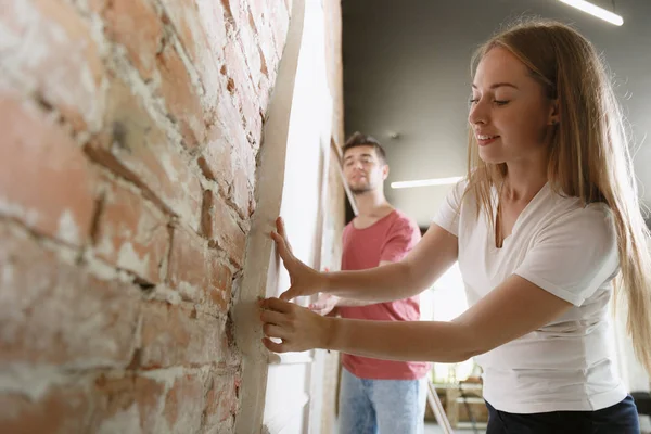 Jovem casal fazendo apartamento reparar juntos — Fotografia de Stock