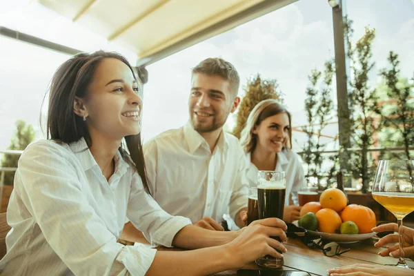 Jeune groupe d'amis boire de la bière et célébrer ensemble — Photo