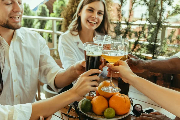 Joven grupo de amigos bebiendo cerveza y celebrando juntos — Foto de Stock