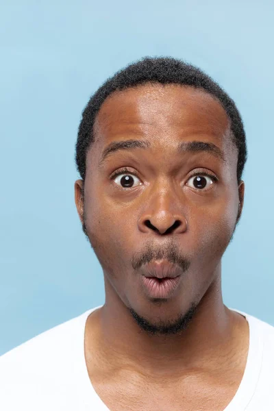 Primer plano retrato de un joven sobre fondo azul . — Foto de Stock