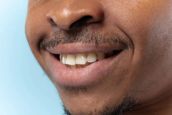 Primer plano retrato de un joven sobre fondo azul . — Foto de Stock