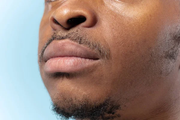 Primer plano retrato de un joven sobre fondo azul . — Foto de Stock